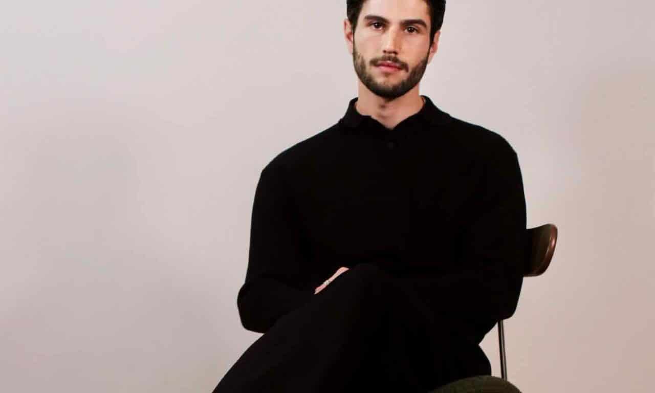 Christopher Zucco est un créateur de mode installée à Nice. Il s'est fait connaître grâce à ses silhouettes sculpturales et sa couture contemporaine. (portrait)