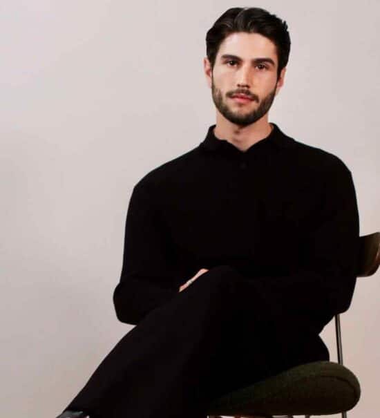 Christopher Zucco est un créateur de mode installée à Nice. Il s'est fait connaître grâce à ses silhouettes sculpturales et sa couture contemporaine. (portrait)