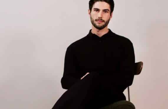 Christopher Zucco est un créateur de mode installée à Nice. Il s'est fait connaître grâce à ses silhouettes sculpturales et sa couture contemporaine. (portrait)