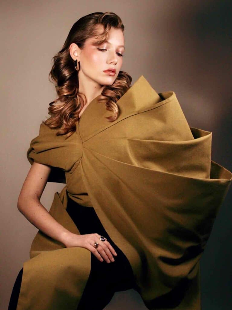 Christopher Zucco est un créateur de mode installée à Nice. Il s'est fait connaître grâce à ses silhouettes sculpturales et sa couture contemporaine (robe)