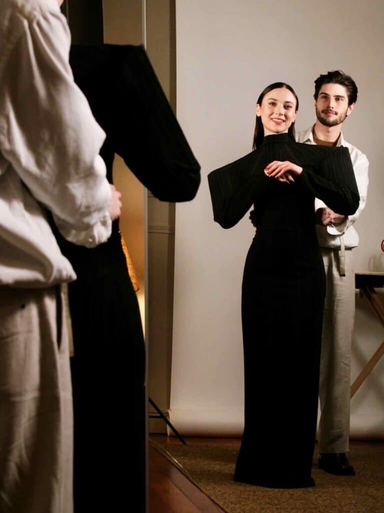 Christopher Zucco est un créateur de mode installée à Nice. Il s'est fait connaître grâce à ses silhouettes sculpturales et sa couture contemporaine (essayage)