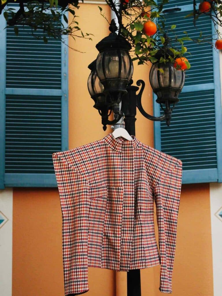 Christopher Zucco est un créateur de mode installée à Nice. Il s'est fait connaître grâce à ses silhouettes sculpturales et sa couture contemporaine (facade niçoise)