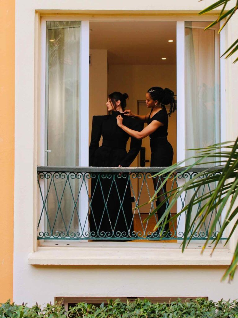 Christopher Zucco est un créateur de mode installée à Nice. Il s'est fait connaître grâce à ses silhouettes sculpturales et sa couture contemporaine (essayage atelier)