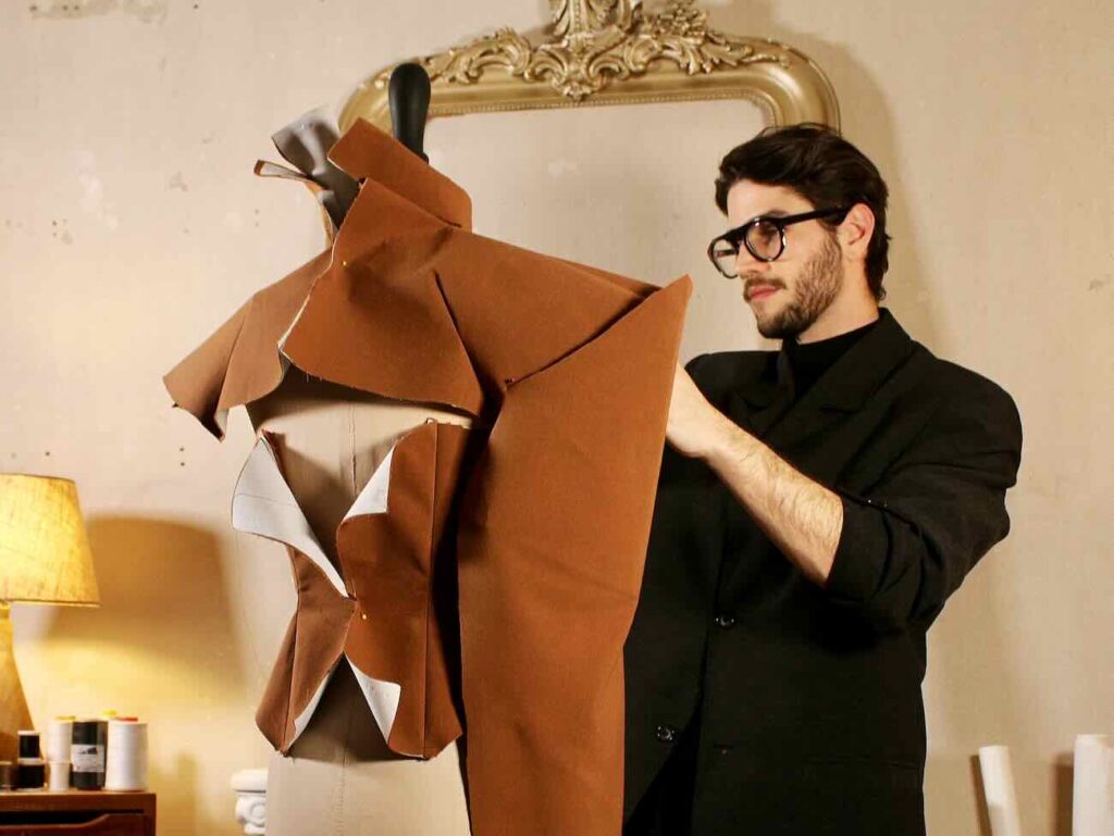 Christopher Zucco est un créateur de mode installée à Nice. Il s'est fait connaître grâce à ses silhouettes sculpturales et sa couture contemporaine (modelisation)