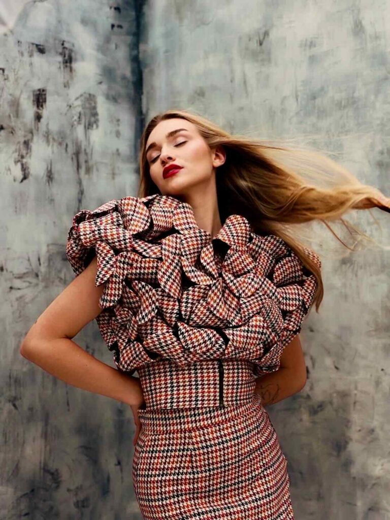 Christopher Zucco est un créateur de mode installée à Nice. Il s'est fait connaître grâce à ses silhouettes sculpturales et sa couture contemporaine (robe rouge)