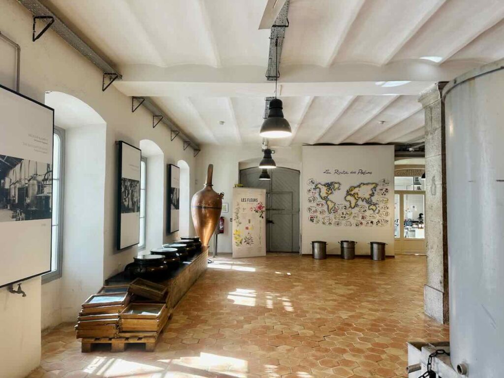 L’usine historique Fragonard à Grasse est un site emblématique de la parfumerie française, mêlant production traditionnelle, patrimoine industriel et visites guidées au cœur de la capitale mondiale du parfum (traditions)