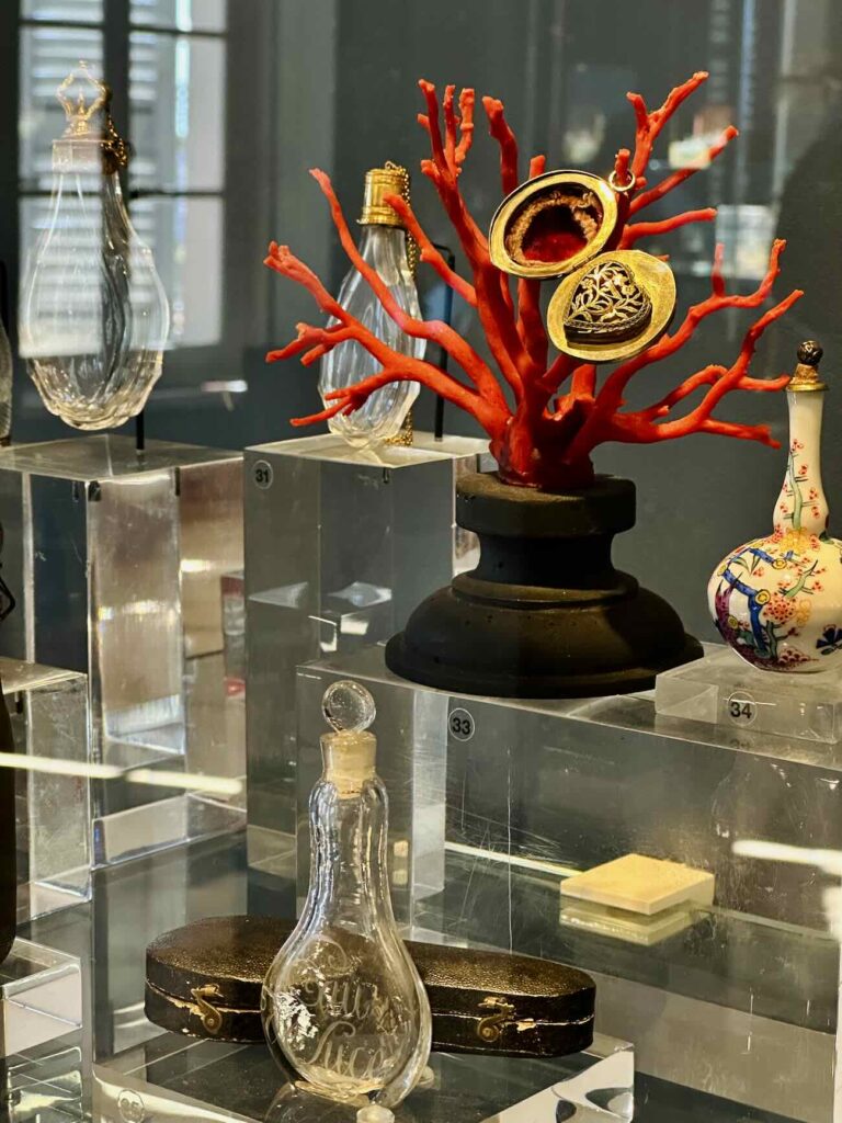 L’usine historique Fragonard à Grasse est un site emblématique de la parfumerie française, mêlant production traditionnelle, patrimoine industriel et visites guidées au cœur de la capitale mondiale du parfum (corail)