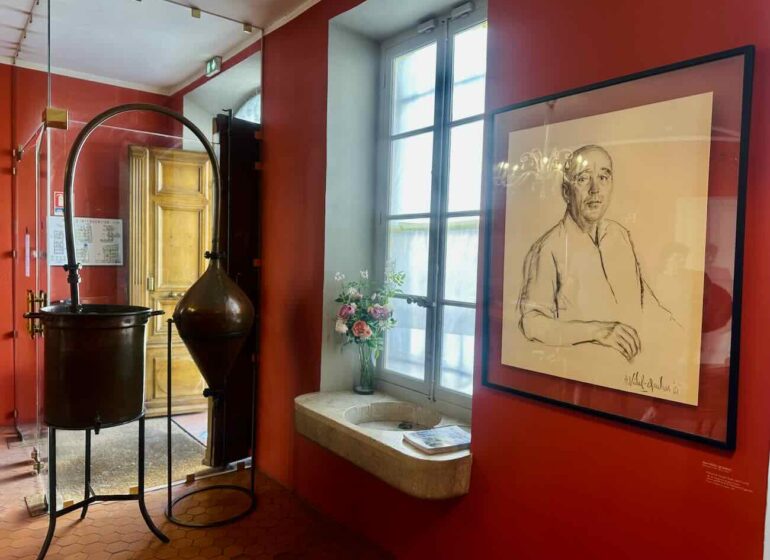 L’usine historique Fragonard à Grasse est un site emblématique de la parfumerie française, mêlant production traditionnelle, patrimoine industriel et visites guidées au cœur de la capitale mondiale du parfum (fondateur)