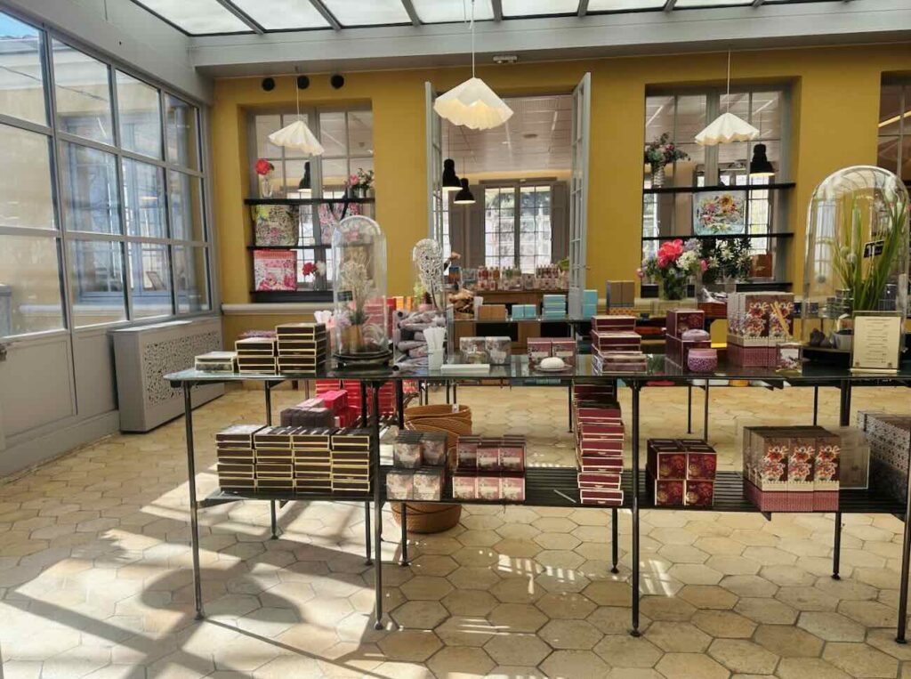 L’usine historique Fragonard à Grasse est un site emblématique de la parfumerie française, mêlant production traditionnelle, patrimoine industriel et visites guidées au cœur de la capitale mondiale du parfum. (boutique)