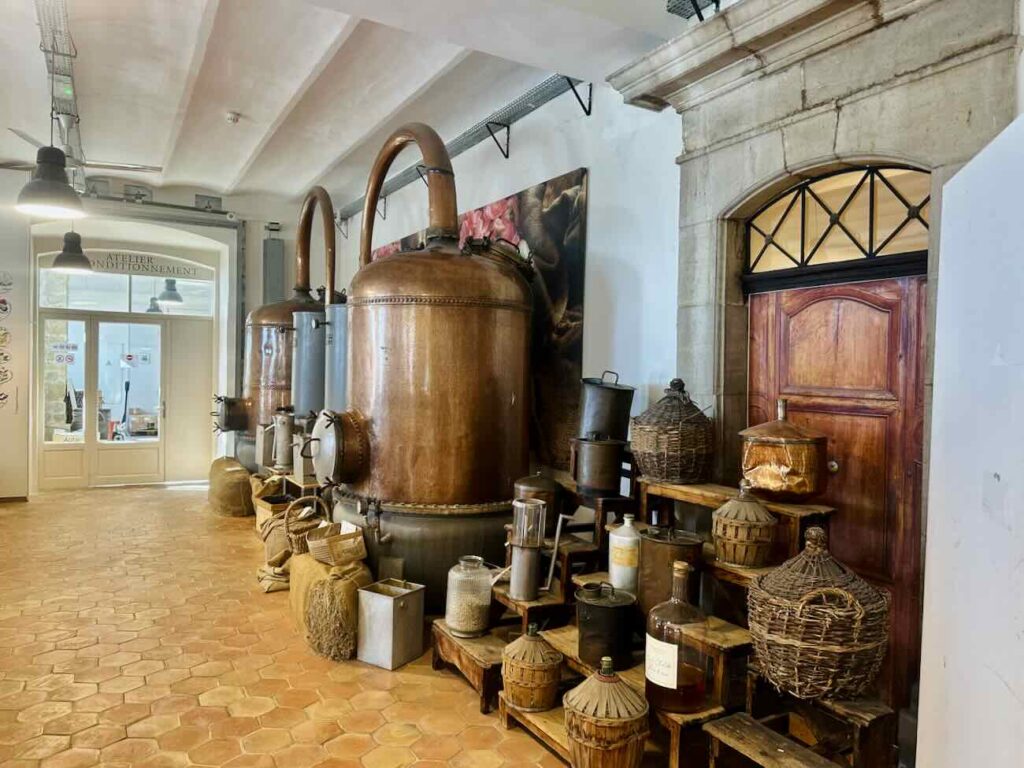 L’usine historique Fragonard à Grasse est un site emblématique de la parfumerie française, mêlant production traditionnelle, patrimoine industriel et visites guidées au cœur de la capitale mondiale du parfum (distillation