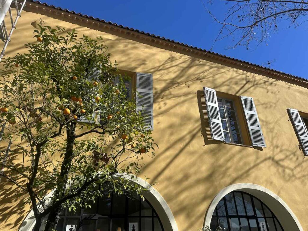 L’usine historique Fragonard à Grasse est un site emblématique de la parfumerie française, mêlant production traditionnelle, patrimoine industriel et visites guidées au cœur de la capitale mondiale du parfum (devanture)