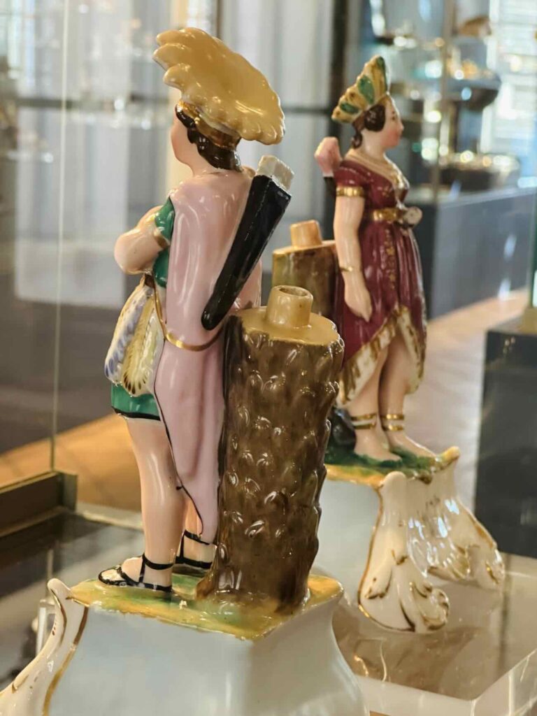 L’usine historique Fragonard à Grasse est un site emblématique de la parfumerie française, mêlant production traditionnelle, patrimoine industriel et visites guidées au cœur de la capitale mondiale du parfum (faïences)