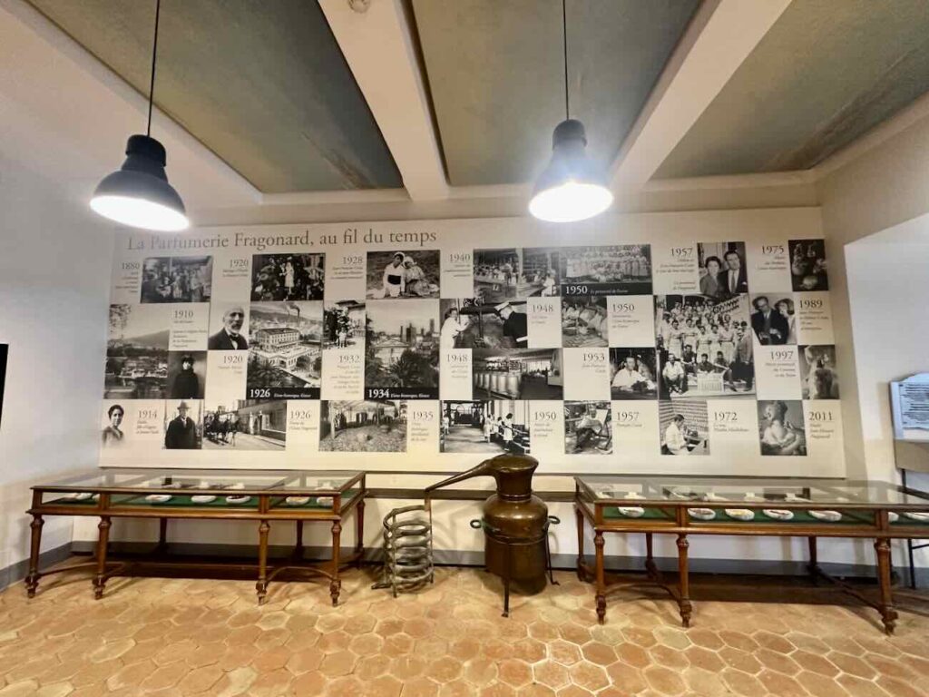 L’usine historique Fragonard à Grasse est un site emblématique de la parfumerie française, mêlant production traditionnelle, patrimoine industriel et visites guidées au cœur de la capitale mondiale du parfum (histoire)