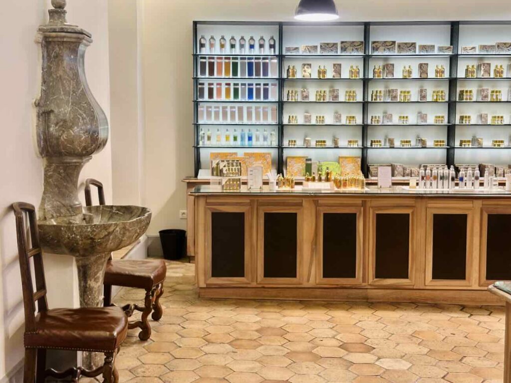 L’usine historique Fragonard à Grasse est un site emblématique de la parfumerie française, mêlant production traditionnelle, patrimoine industriel et visites guidées au cœur de la capitale mondiale du parfum (collections)