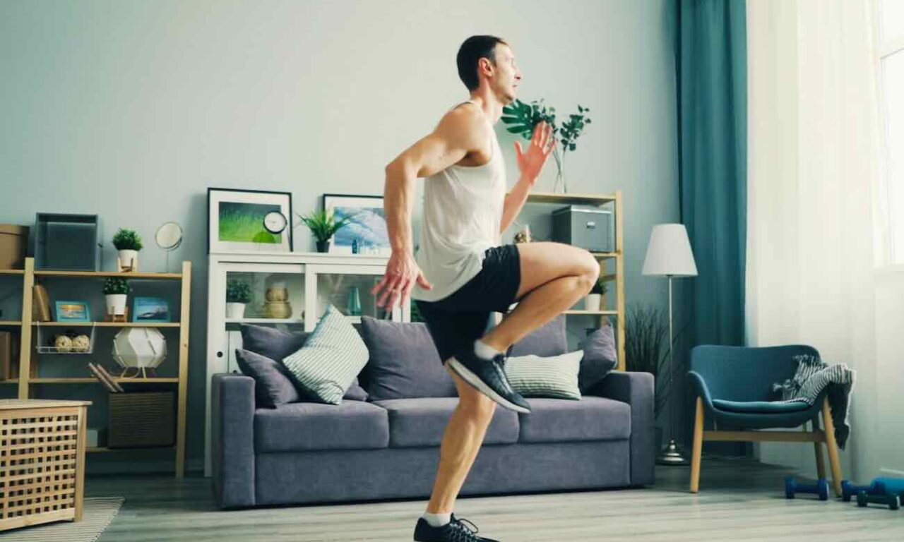 Découvrez les avantages du sport à domicile à Nice : gain de temps, coaching sur mesure et activité adaptée au climat azuréen ! (coach homme)