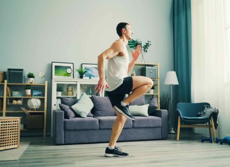 Découvrez les avantages du sport à domicile à Nice : gain de temps, coaching sur mesure et activité adaptée au climat azuréen ! (coach homme)