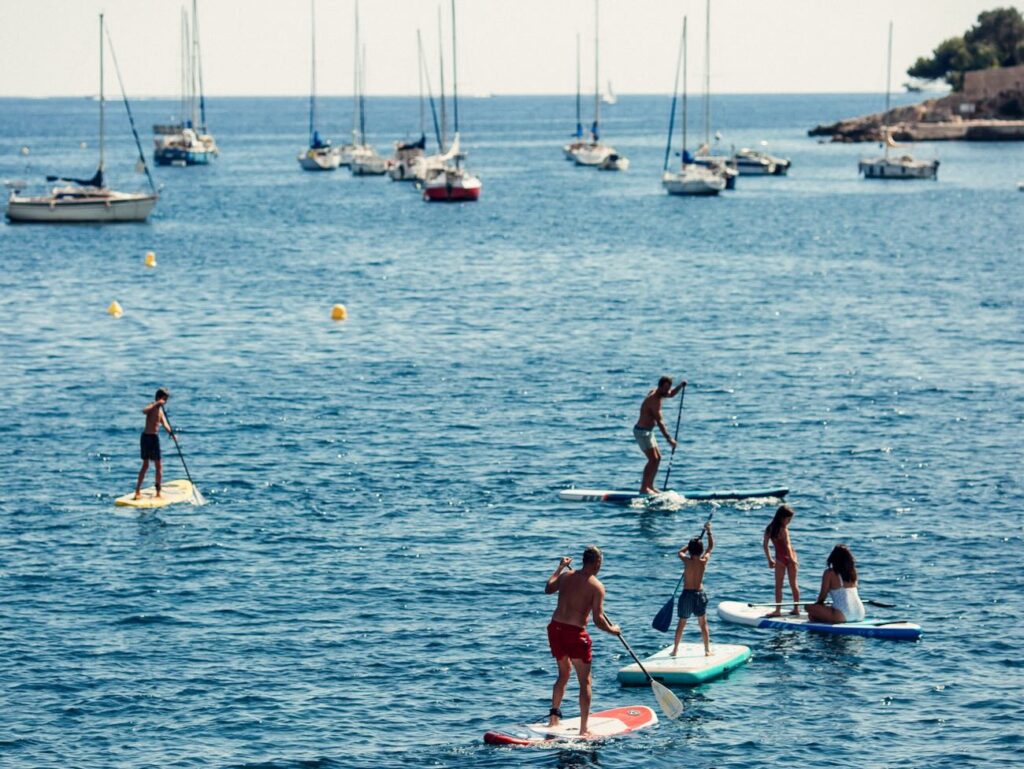 La Crème Festival mêle concerts, art contemporain, bien-être, gastronomie et douceur de vivre méditerranéenne autour de la Citadelle de Villefranche-sur-Mer (paddle)