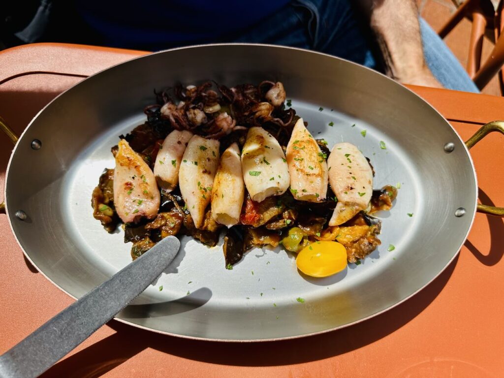 Nouvelle pépite sur le Rocher de Monaco, Maison Sœurs est un restaurant qui séduit par sa cuisine méditerranéenne de saison, ses pâtes fraîches maison et son esprit familial (Calamars)