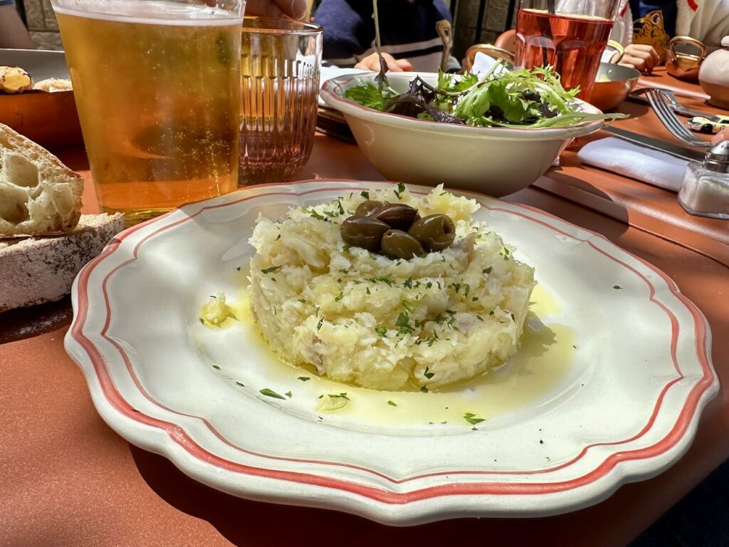 Nouvelle pépite sur le Rocher de Monaco, Maison Sœurs est un restaurant qui séduit par sa cuisine méditerranéenne de saison, ses pâtes fraîches maison et son esprit familial (brandade)