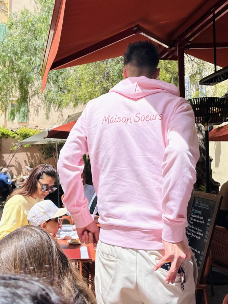 Nouvelle pépite sur le Rocher de Monaco, Maison Sœurs est un restaurant qui séduit par sa cuisine méditerranéenne de saison, ses pâtes fraîches maison et son esprit familial (service)