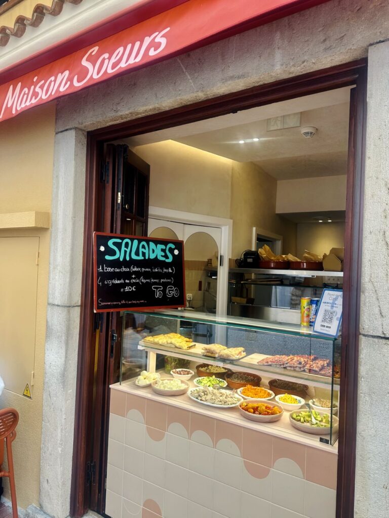 Nouvelle pépite sur le Rocher de Monaco, Maison Sœurs est un restaurant qui séduit par sa cuisine méditerranéenne de saison, ses pâtes fraîches maison et son esprit familial (comptoir à salades)