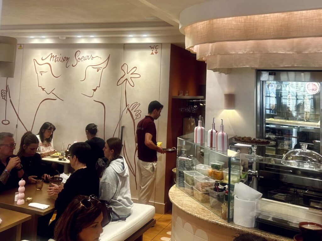 Sur le Rocher de Monaco, Maison Sœurs est un restaurant qui séduit par sa cuisine méditerranéenne de saison, ses pâtes fraîches maison et son esprit familial. (Salle intérieure)