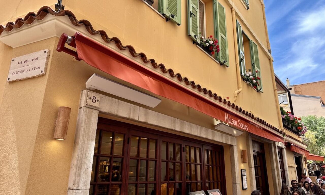 Nouvelle pépite sur le Rocher de Monaco, Maison Sœurs est un restaurant qui séduit par sa cuisine méditerranéenne de saison, ses pâtes fraîches maison et son esprit familial (facade)