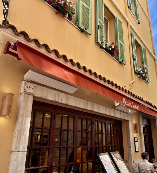 Nouvelle pépite sur le Rocher de Monaco, Maison Sœurs est un restaurant qui séduit par sa cuisine méditerranéenne de saison, ses pâtes fraîches maison et son esprit familial (facade)