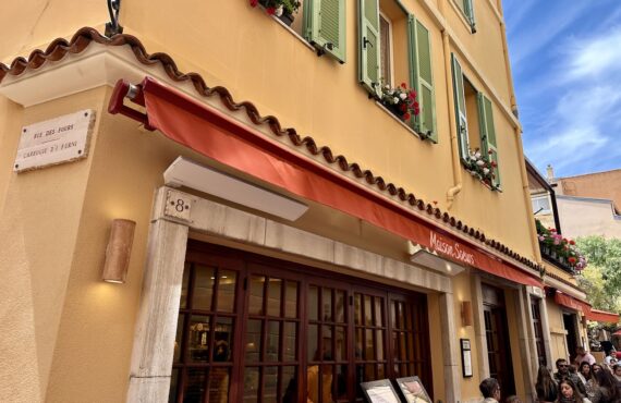 Nouvelle pépite sur le Rocher de Monaco, Maison Sœurs est un restaurant qui séduit par sa cuisine méditerranéenne de saison, ses pâtes fraîches maison et son esprit familial (facade)