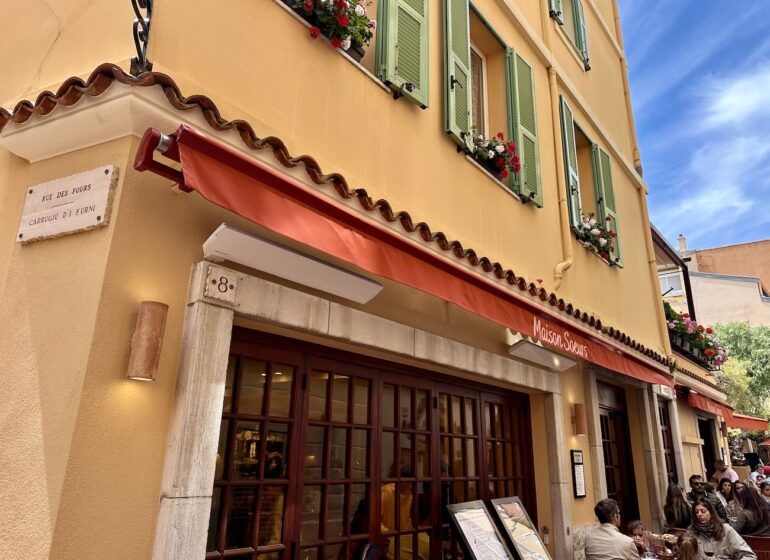 Nouvelle pépite sur le Rocher de Monaco, Maison Sœurs est un restaurant qui séduit par sa cuisine méditerranéenne de saison, ses pâtes fraîches maison et son esprit familial (facade)