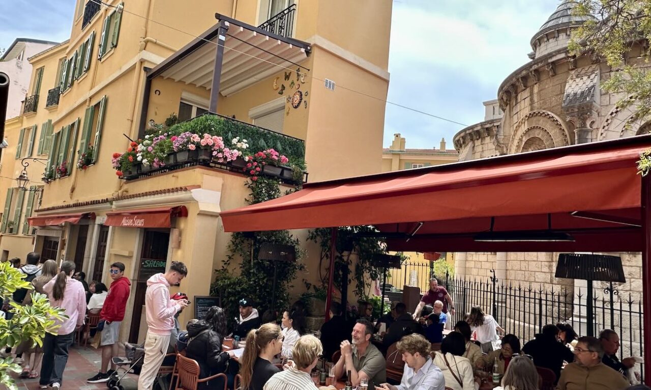 Nouvelle pépite sur le Rocher de Monaco, Maison Sœurs est un restaurant qui séduit par sa cuisine méditerranéenne de saison, ses pâtes fraîches maison et son esprit familial (terrasse)