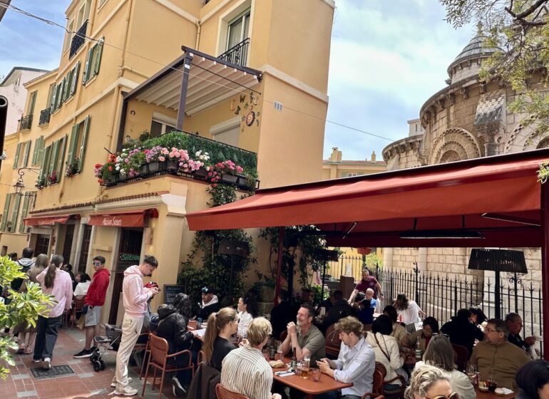 Nouvelle pépite sur le Rocher de Monaco, Maison Sœurs est un restaurant qui séduit par sa cuisine méditerranéenne de saison, ses pâtes fraîches maison et son esprit familial (terrasse)