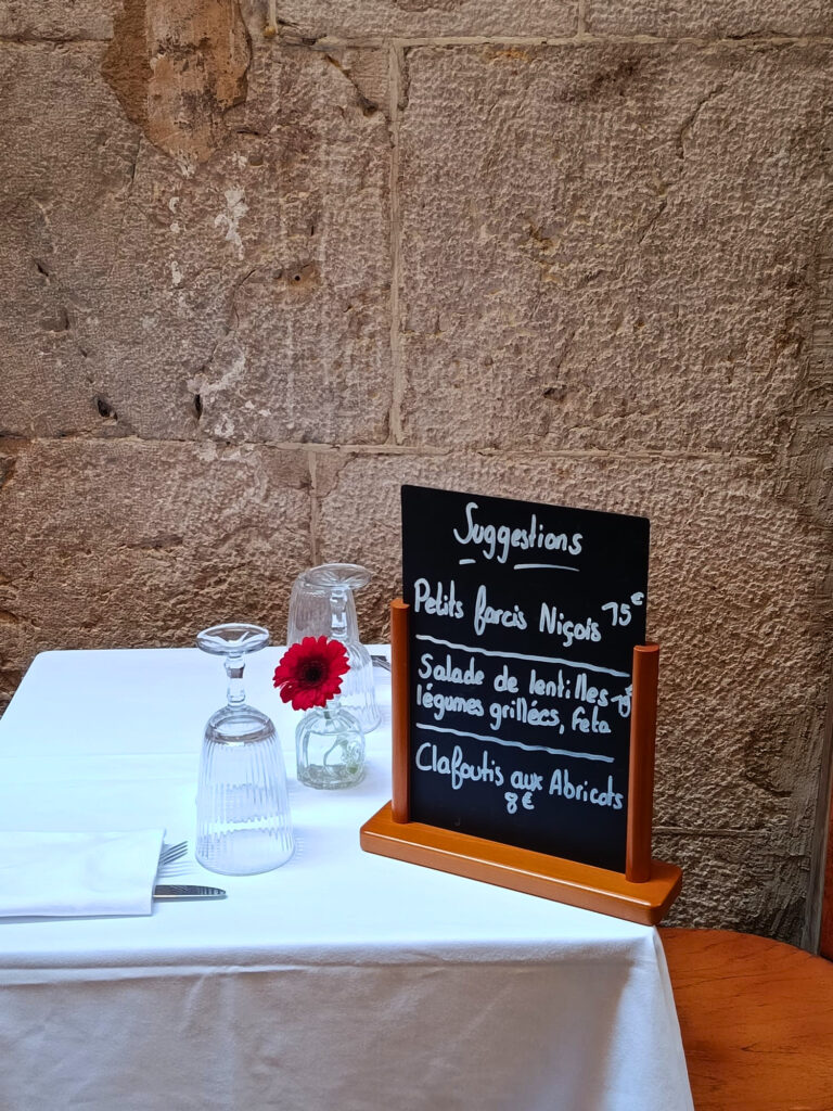 Dans le Vieux-Nice, Édith revisite les grands classiques de la cuisine française dans une ambiance bistrot familiale et décidément conviviale (pancarte)