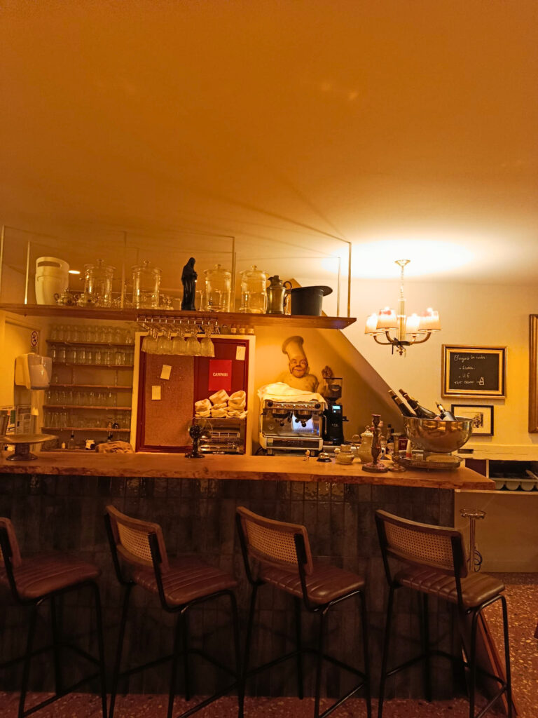 Dans le Vieux-Nice, Édith revisite les grands classiques de la cuisine française dans une ambiance bistrot familiale et décidément conviviale (comptoir)