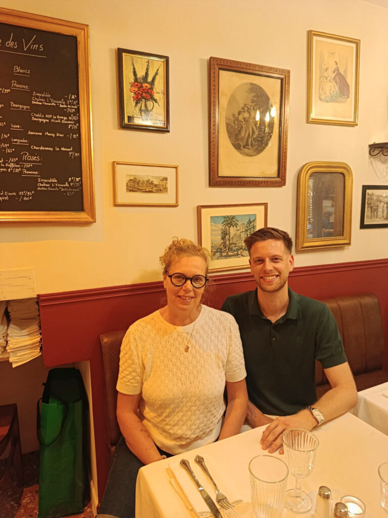 Dans le Vieux-Nice, Édith revisite les grands classiques de la cuisine française dans une ambiance bistrot familiale et décidément conviviale (gérants)