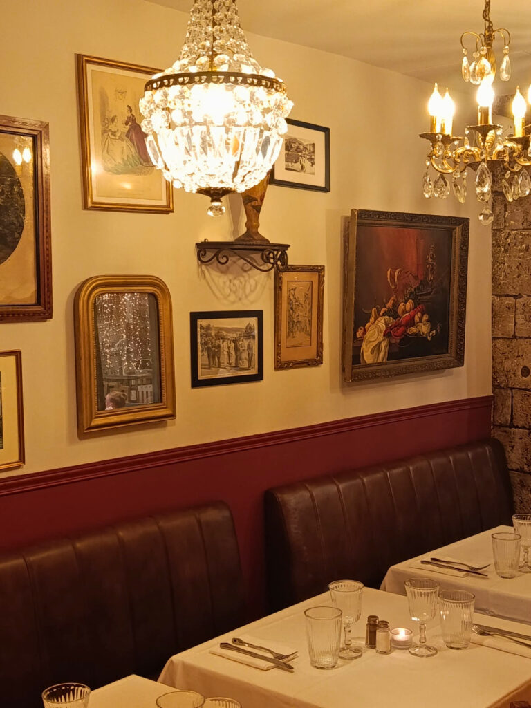 Dans le Vieux-Nice, Édith revisite les grands classiques de la cuisine française dans une ambiance bistrot familiale et décidément conviviale (intérieur)