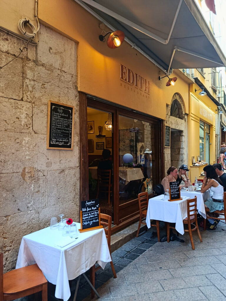 Dans le Vieux-Nice, Édith revisite les grands classiques de la cuisine française dans une ambiance bistrot familiale et décidément conviviale (terrasse)