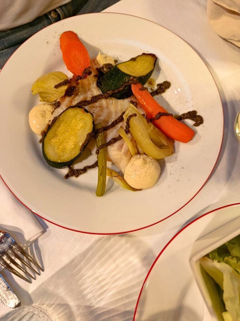 Dans le Vieux-Nice, Édith revisite les grands classiques de la cuisine française dans une ambiance bistrot familiale et décidément conviviale (aioli)