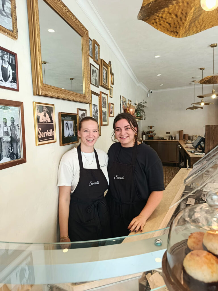 Épicerie et bar à ravioli à Nice, Servella célèbre le patrimoine culinaire niçois avec des recettes maison et des produits d'exception, au sein d'une adorable enseigne (gérantes)