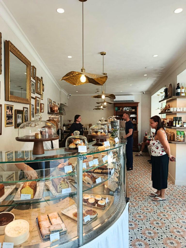 Épicerie et bar à ravioli à Nice, Servella célèbre le patrimoine culinaire niçois avec des recettes maison et des produits d'exception, au sein d'une adorable enseigne (clients)