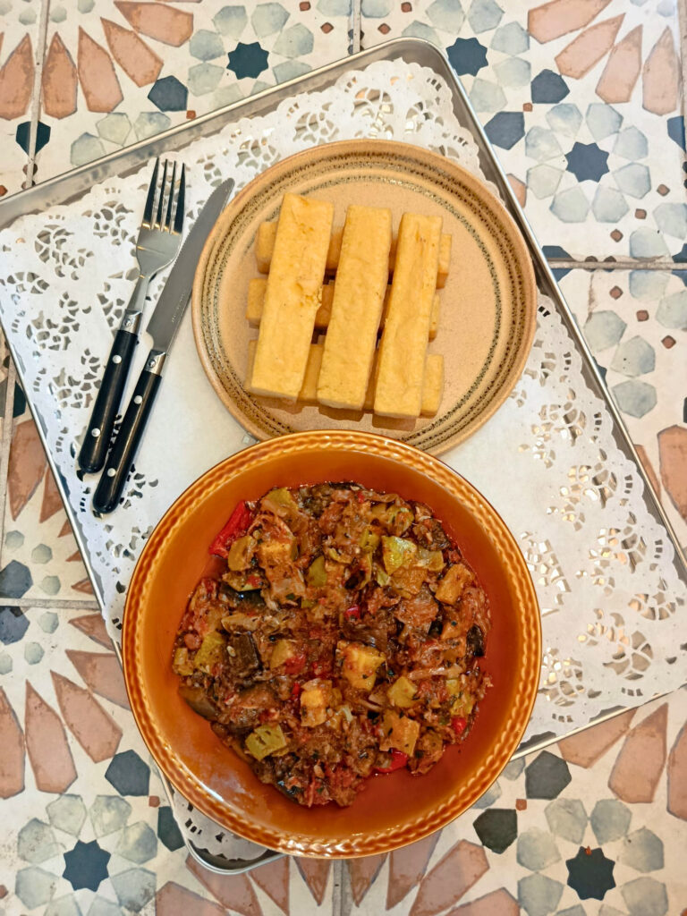 Épicerie et bar à ravioli à Nice, Servella célèbre le patrimoine culinaire niçois avec des recettes maison et des produits d'exception, au sein d'une adorable enseigne (ratatouille)
