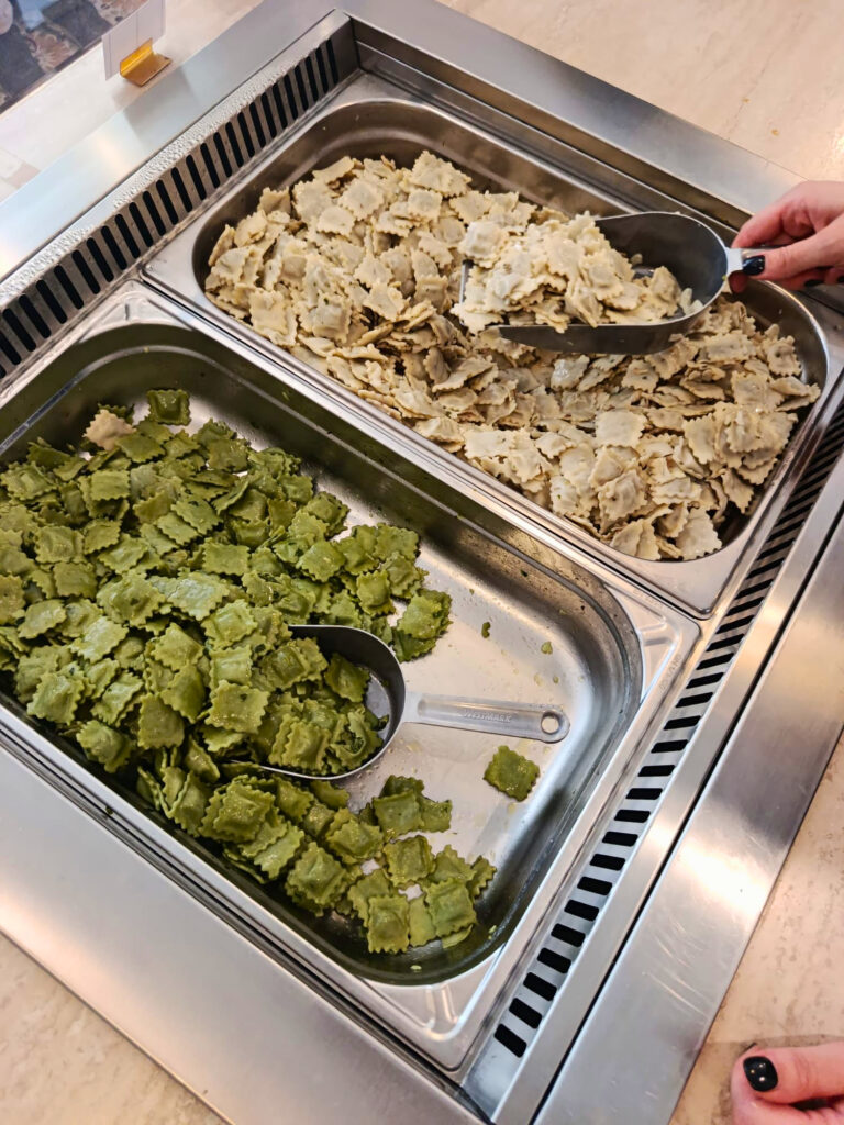Épicerie et bar à ravioli à Nice, Servella célèbre le patrimoine culinaire niçois avec des recettes maison et des produits d'exception, au sein d'une adorable enseigne (bac raviolis)