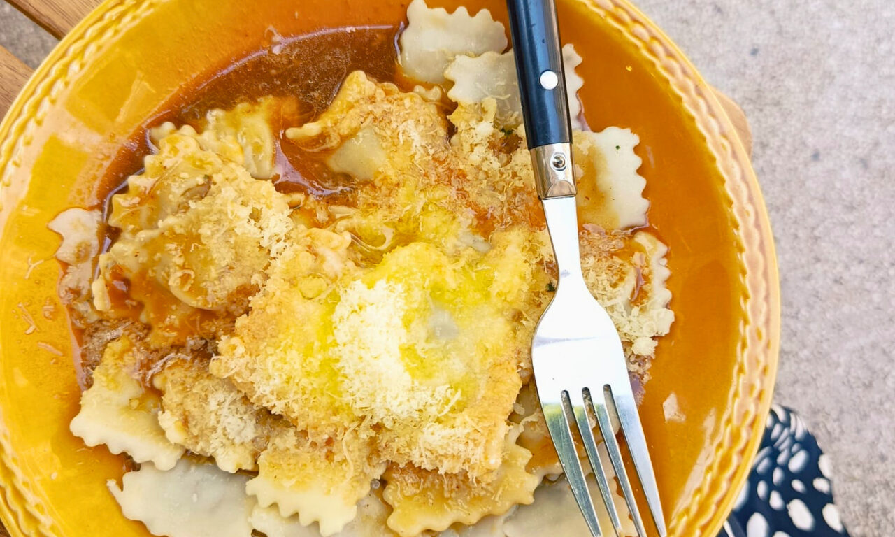 Épicerie et bar à ravioli à Nice, Servella célèbre le patrimoine culinaire niçois avec des recettes maison et des produits d'exception, au sein d'une adorable enseigne (raviolis daube)