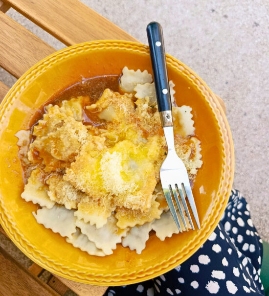 Épicerie et bar à ravioli à Nice, Servella célèbre le patrimoine culinaire niçois avec des recettes maison et des produits d'exception, au sein d'une adorable enseigne (raviolis daube)