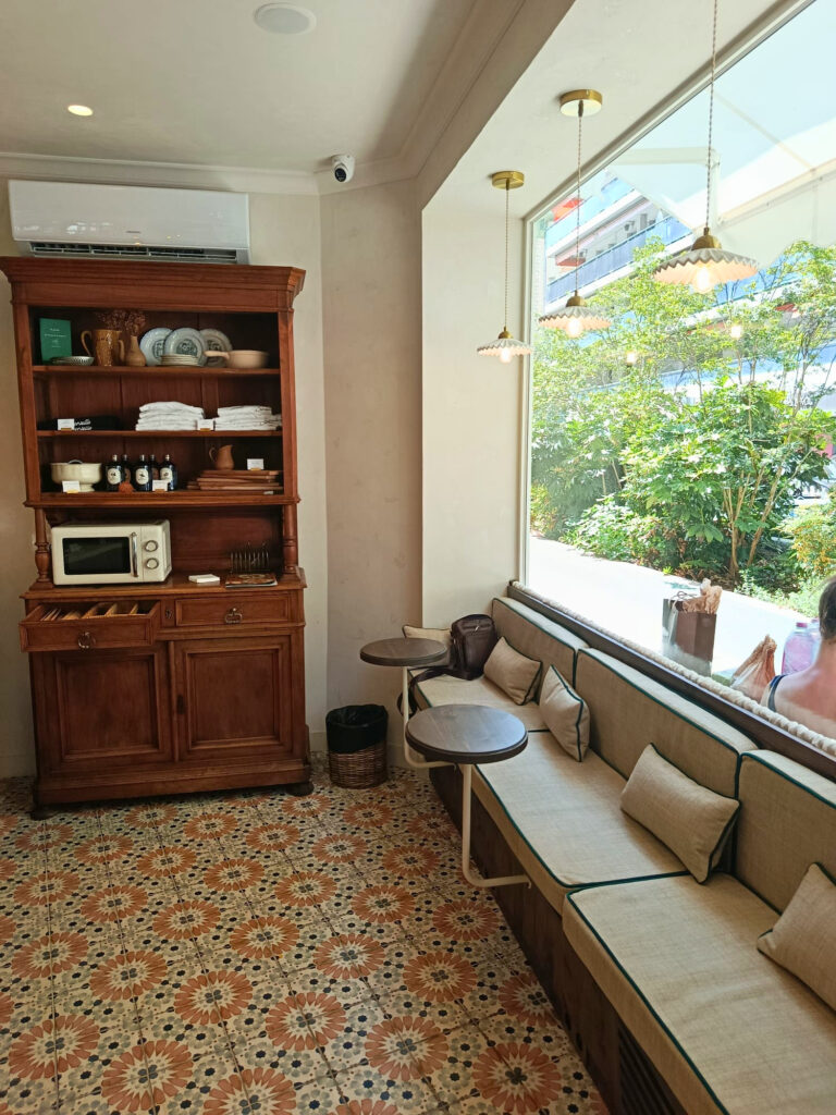 Épicerie et bar à ravioli à Nice, Servella célèbre le patrimoine culinaire niçois avec des recettes maison et des produits d'exception, au sein d'une adorable enseigne (banquette)