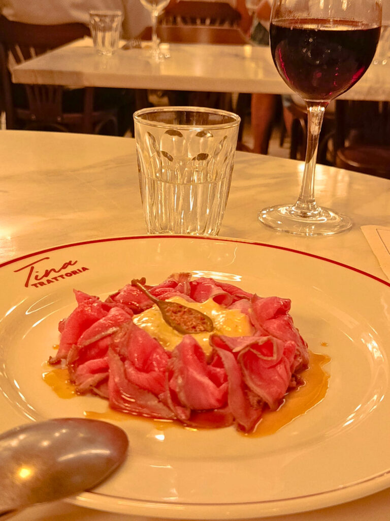 Tina Trattoria est une trattoria italienne à Nice qui célèbre une cuisine populaire, généreuse et authentique, teintée d’influences argentines (vitello tonnato)