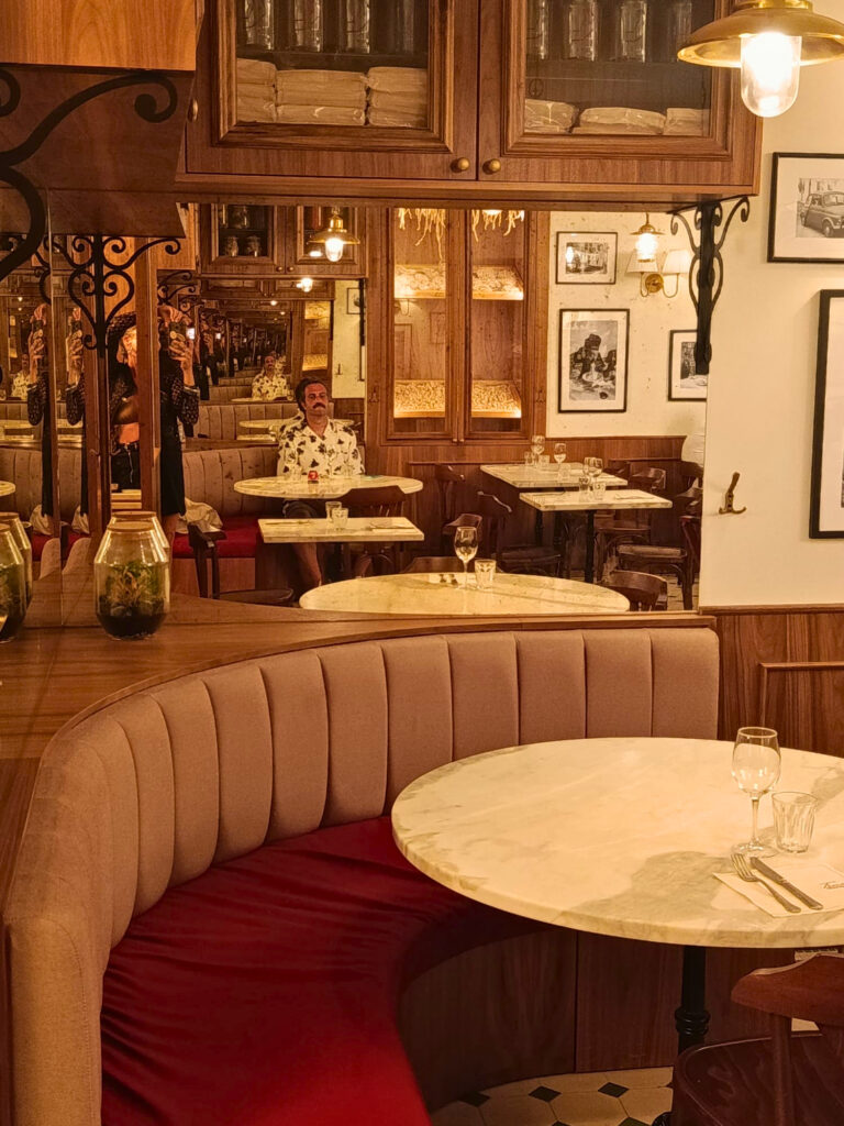 Tina Trattoria est une trattoria italienne à Nice qui célèbre une cuisine populaire, généreuse et authentique, teintée d’influences argentines (banquette)