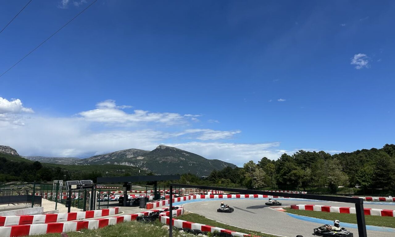 Au cœur de l’arrière-pays niçois, Fun Kart au Bar-sur-Loup propose trois circuits de karting en plein air adaptés aux enfants, débutants et pilotes confirmés. Sur huit hectares de nature, ce complexe proche de Nice, Cannes et Antibes conjugue vitesse, sensations et grand bol d’air frais (circuits)