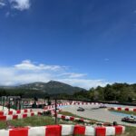 Au cœur de l’arrière-pays niçois, Fun Kart au Bar-sur-Loup propose trois circuits de karting en plein air adaptés aux enfants, débutants et pilotes confirmés. Sur huit hectares de nature, ce complexe proche de Nice, Cannes et Antibes conjugue vitesse, sensations et grand bol d’air frais (circuits)