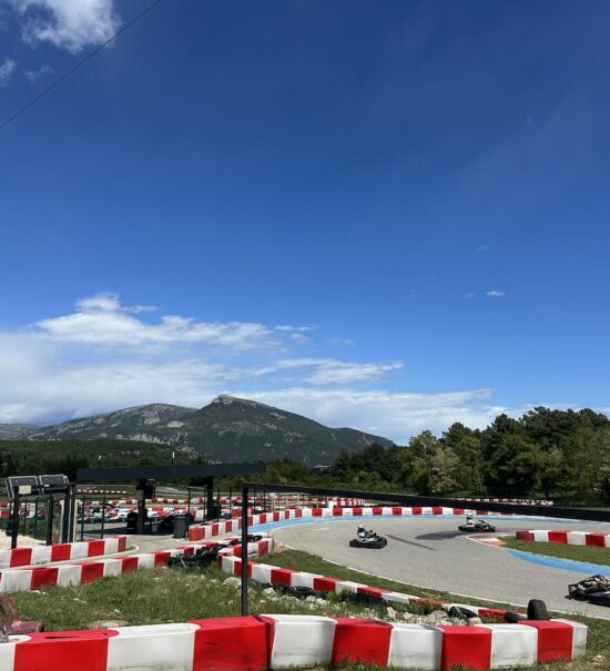 Au cœur de l’arrière-pays niçois, Fun Kart au Bar-sur-Loup propose trois circuits de karting en plein air adaptés aux enfants, débutants et pilotes confirmés. Sur huit hectares de nature, ce complexe proche de Nice, Cannes et Antibes conjugue vitesse, sensations et grand bol d’air frais (circuits)